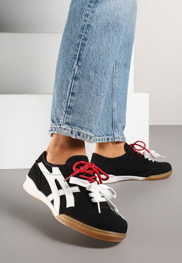 Renee - Czarne Sneakersy Ozdobione Geometrycznym Wzorem i Podwójnym Sznurowaniem Hirozi. Okazja: na co dzień. Zapięcie: sznurówki. Kolor: czarny. Materiał: jeans. Wzór: aplikacja, geometria