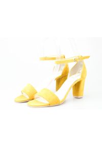 Inna - Sandały zamszowe na słupku żółte Optimo. Kolor: żółty. Materiał: zamsz. Obcas: na słupku. Styl: elegancki. Wysokość obcasa: średni