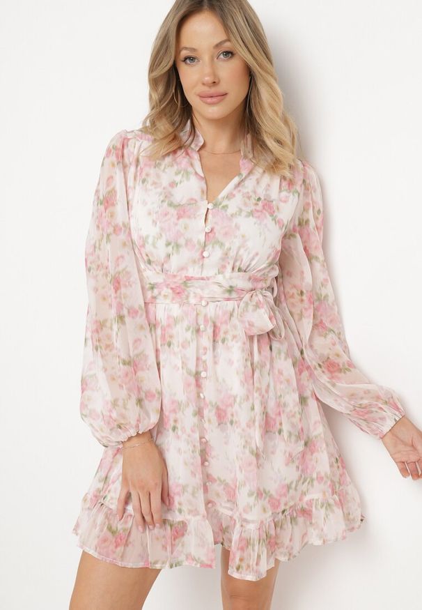 Born2be - Biało-Różowa Sukienka Rozkloszowana z Materiałowym Paskiem w Talii Ozdobiona Falbankami Kleviorna. Okazja: do pracy, na spotkanie biznesowe. Typ kołnierza: kołnierz z falbankami. Kolor: różowy. Materiał: materiał. Wzór: aplikacja. Typ sukienki: rozkloszowane. Styl: biznesowy, elegancki