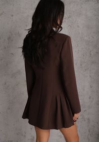 Renee - Brązowa Rozkloszowana Sukienka Marynarka VICES z Usztywnianymi Ramionami Ilarita. Okazja: do pracy, na spotkanie biznesowe. Kolor: brązowy. Styl: biznesowy #6