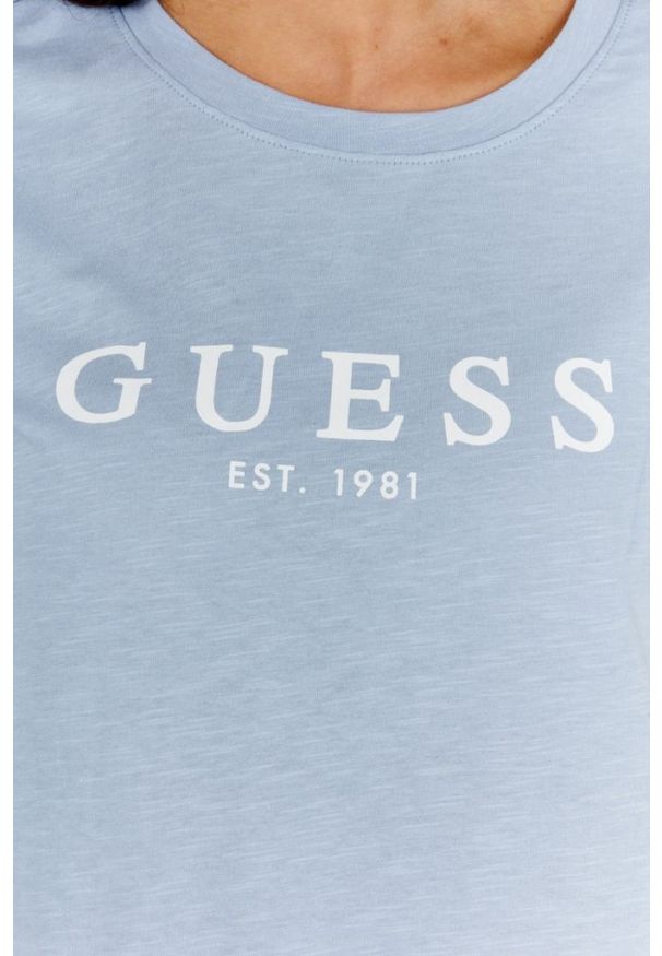 Guess - GUESS Błękitny t-shirt damski z białym logo. Kolor: niebieski. Materiał: bawełna. Długość rękawa: krótki rękaw