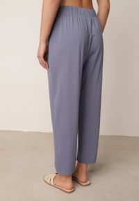 Born2be - Niebieskie Spodnie z Eleganckimi Zakładkami i Nogawkami o Długości 3/4 Dorasea. Okazja: do pracy, na co dzień. Kolekcja: plus size. Kolor: niebieski. Styl: elegancki #3