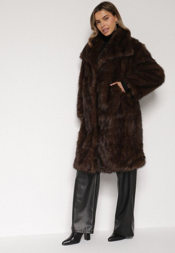 Born2be - Brązowy Jednorzędowy Płaszcz Futro z Szerokim Kołnierzem Wedinalia. Okazja: do pracy, na co dzień. Typ kołnierza: golf. Kolor: brązowy. Materiał: futro. Styl: casual, elegancki