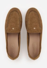 Born2be - Ciemnobeżowe Mokasyny VICES ze Skórzaną Wkładką i Metalową Ozdobą Aquilin. Nosek buta: okrągły. Kolor: beżowy. Materiał: skóra. Wzór: aplikacja. Obcas: na obcasie. Styl: klasyczny. Wysokość obcasa: niski #8