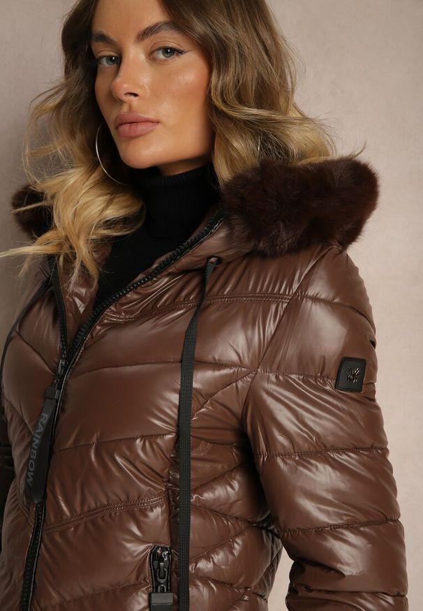 Renee - Brązowa Pikowana Kurtka z Kapturem Zdobionym Odpinanym Futerkiem Tinetisa. Okazja: na co dzień. Typ kołnierza: kaptur. Kolor: brązowy. Materiał: futro. Wzór: aplikacja. Styl: klasyczny, casual, elegancki