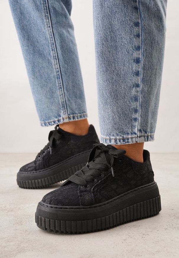 Born2be - Czarne Sneakersy na Grubej Tłoczonej Platformie Ozdobione Brokatem i Koronką Zellysh. Okazja: na co dzień. Kolor: czarny. Materiał: koronka. Wzór: aplikacja, koronka. Obcas: na platformie