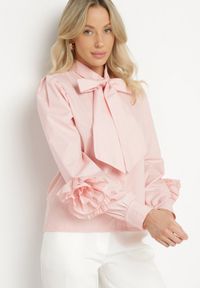 Born2be - Różowa Koszula z Ozdobnym Wiązaniem i Falbankami Zalimira. Okazja: na co dzień. Typ kołnierza: kołnierz z falbankami. Kolor: różowy. Materiał: jeans. Styl: casual, elegancki #5