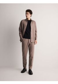 Reserved - Spodnie chino slim - beżowy. Kolor: beżowy. Materiał: dzianina, wiskoza #1