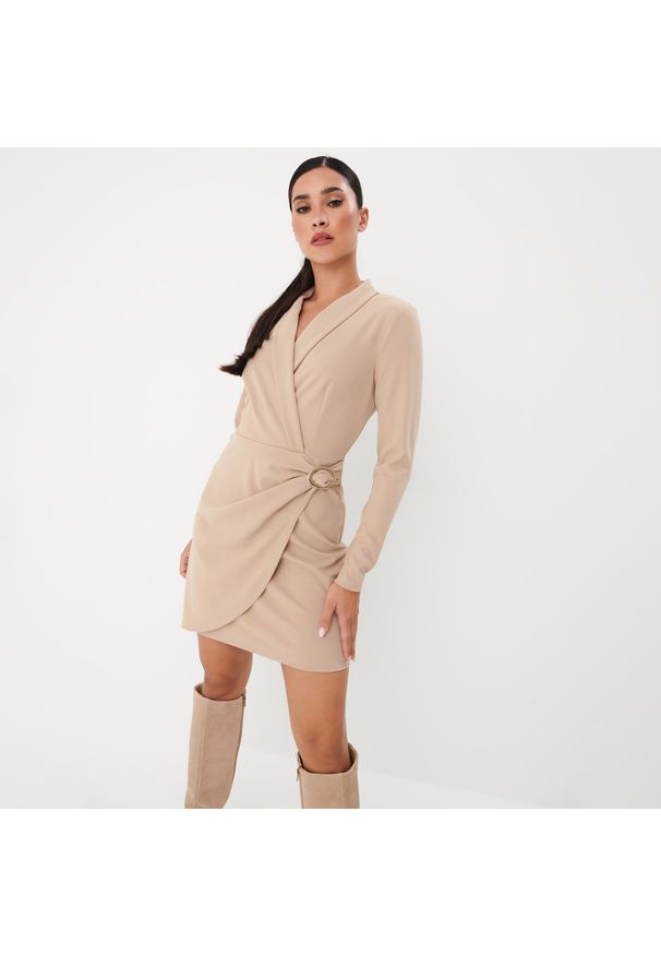 Mohito - Beżowa sukienka mini o kroju marynarki - Beżowy. Kolor: beżowy. Długość: mini