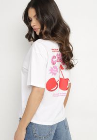 Born2be - Biały T-shirt z Bawełną Cyrkoniami i Motywem Wiśni Linmira. Okazja: na co dzień. Kolor: biały. Materiał: bawełna. Styl: elegancki, casual #6