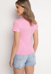 Born2be - Różowy T-shirt z Bawełny z Cyrkoniowym Wzorem Uliavira. Okazja: na co dzień. Typ kołnierza: dekolt w kształcie V. Kolor: różowy. Materiał: bawełna. Wzór: aplikacja. Styl: casual, elegancki #5