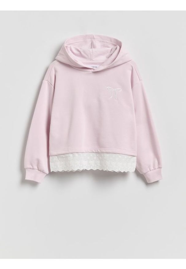 Reserved - Bawełniana bluza z koronką - pastelowy róż. Kolor: różowy. Materiał: bawełna, koronka. Wzór: koronka