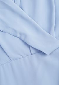 Renee - Niebieska Sukienka Periope. Typ kołnierza: kolnierz wykładany. Kolor: niebieski. Długość rękawa: długi rękaw. Typ sukienki: kopertowe. Długość: mini #5