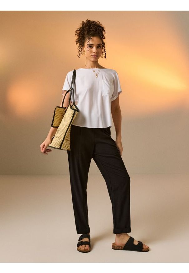 Sinsay - Wiskozowe spodnie straight leg - czarny. Kolor: czarny. Materiał: wiskoza