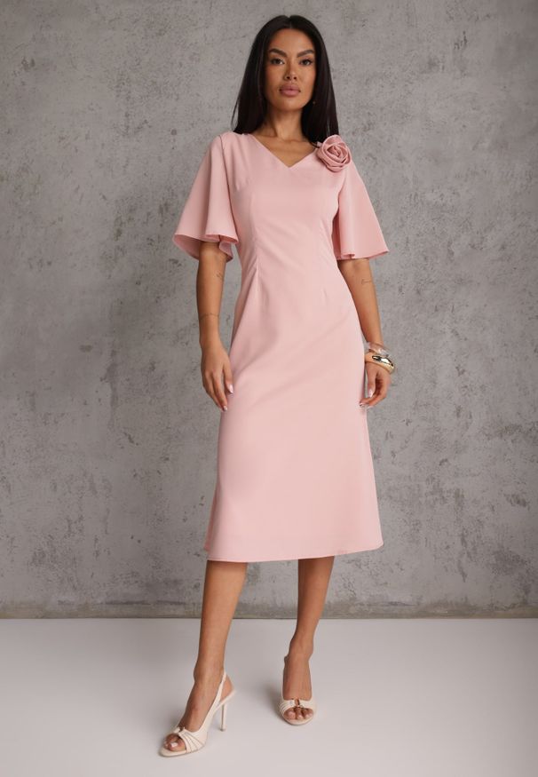 Renee - Różowa Zwiewna Sukienka Wieczorowa VICES z Aplikacją 3D w Kształcie Kwiatu Themira. Typ kołnierza: dekolt w kształcie V. Kolor: różowy. Wzór: aplikacja, kwiaty. Styl: wizytowy