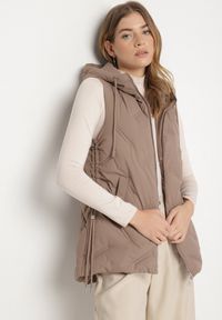 Born2be - Ciemnobeżowa Casualowa Kamizelka z Kapturem i Pikowanymi Przeszyciami Caletta. Okazja: na co dzień. Typ kołnierza: kaptur. Kolor: beżowy. Materiał: jeans. Styl: casual #1