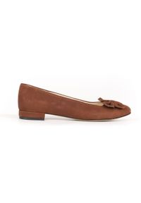 Zapato - nubukowe balerinki z ozdobną kokardą - skóra naturalna - model 048 - kolor brąz przecierany (42). Zapięcie: bez zapięcia. Kolor: brązowy. Materiał: skóra, nubuk. Wzór: kolorowy, motyw zwierzęcy, kwiaty. Obcas: na obcasie. Styl: klasyczny. Wysokość obcasa: średni #1