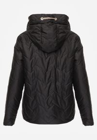 Born2be - Czarna Przejściowa Kurtka Pikowana z Kapturem i Kieszeniami Sazia. Okazja: na co dzień. Typ kołnierza: kaptur. Kolor: czarny. Materiał: poliester, jeans. Styl: casual, sportowy #2