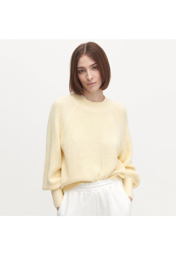 Reserved - Sweter z wyraźnym splotem - Żółty. Kolor: żółty. Wzór: ze splotem
