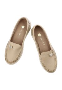 Mokasyny damskie Armodo, cholewka ze skóry naturalnej gładkiej klasyczna wsuwana konstrukcja z delikatnym przeszyciem, beżowe, 10167. Okazja: na co dzień. Kolor: beżowy. Materiał: skóra. Szerokość cholewki: normalna. Wzór: gładki. Styl: klasyczny #2