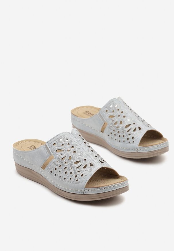 Born2be - Jasnoniebieskie Klapki na Grubej Podeszwie z Ażurowymi Wycięciami Mevarielle. Okazja: na spotkanie biznesowe, do pracy. Kolor: niebieski. Materiał: jeans. Wzór: ażurowy. Sezon: lato. Obcas: na obcasie. Styl: biznesowy. Wysokość obcasa: niski