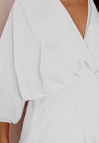 Renee - Biała Sukienka Barbeina. Kolor: biały. Wzór: geometria. Typ sukienki: kopertowe. Długość: mini #4