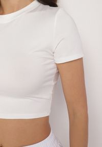 Born2be - Biały T-shirt z Wiskozą o Dopasowanym Kroju Typu Crop Top Folirra. Okazja: na co dzień. Kolor: biały. Materiał: wiskoza. Styl: klasyczny, casual #4