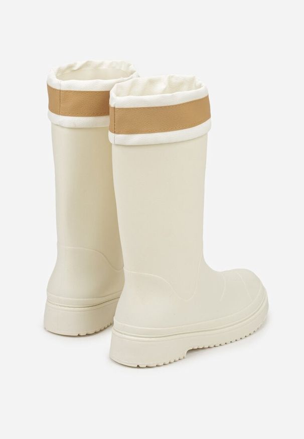 Renee - Białe Kalosze Ozdobione Napisem ze Ściągaczem przy Cholewce Voslia. Okazja: na spacer. Kolor: biały. Materiał: jeans. Szerokość cholewki: normalna. Wzór: aplikacja, napisy. Styl: klasyczny