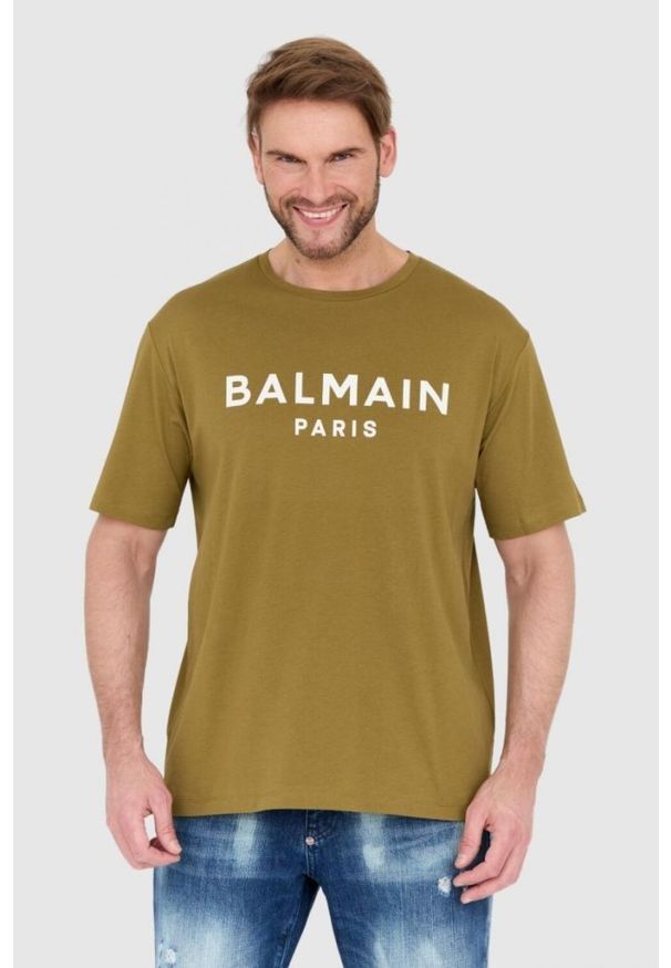 Balmain - BALMAIN Zielony t-shirt męski z drukowanym białym logo, Rozmiar 2XL. Kolor: zielony