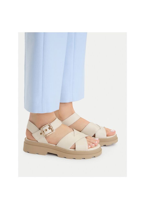 Sandały Clarks. Kolor: kremowy