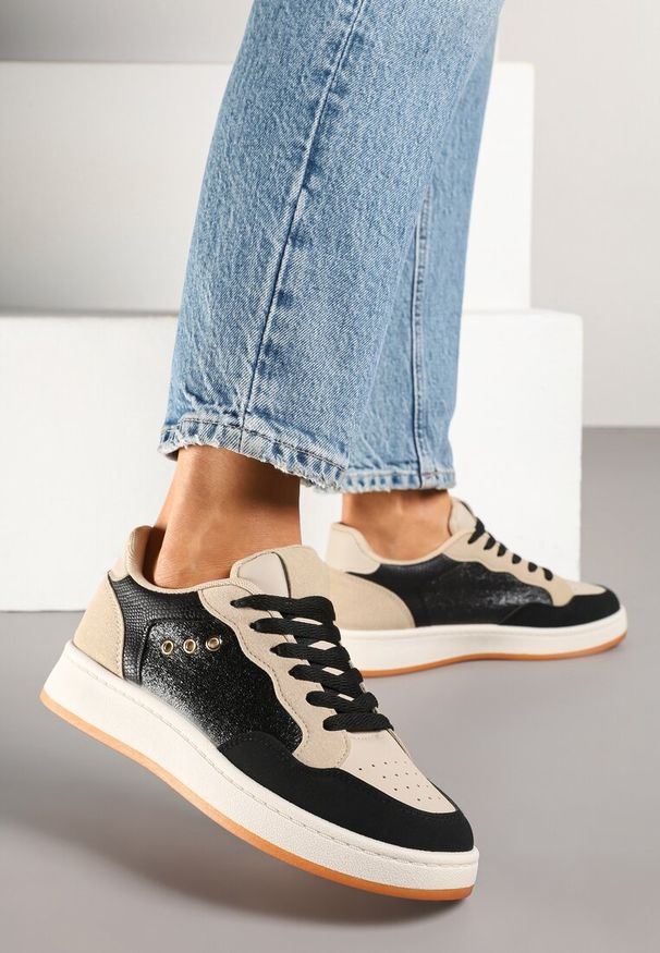 Renee - Czarno-Beżowe Streetwearowe Sneakersy Zdobione Przeszyciami Neonisea. Okazja: na co dzień. Kolor: czarny. Materiał: jeans, skóra. Wzór: aplikacja