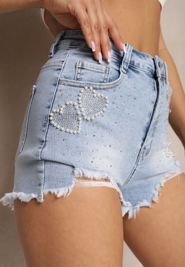 Renee - Niebieskie Postrzępione Szorty z Jeansu z Sercami z Cyrkoniami Aleysha. Kolor: niebieski. Materiał: jeans. Sezon: lato, wiosna