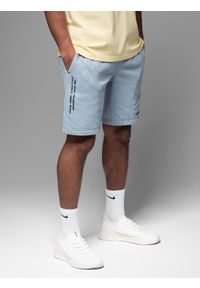 Ombre Clothing - Dopasowane męskie krótkie spodenki dresowe z nadrukami – jasnoniebieskie V1 - Rozmiar: M. Kolor: niebieski. Materiał: dresówka. Długość: krótkie. Wzór: nadruk. Styl: sportowy
