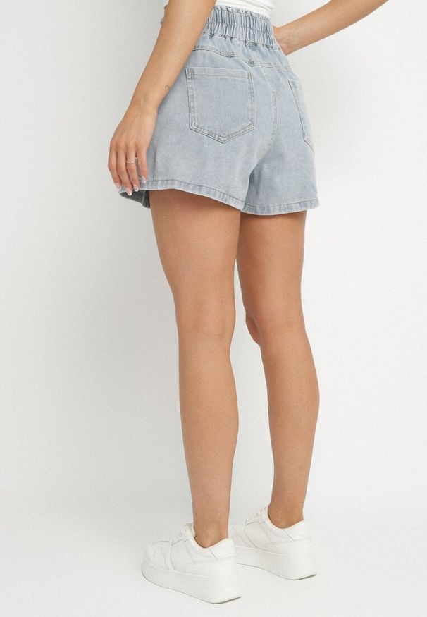 Born2be - Jasnoniebieskie Szorty Jeansowe z Szeroką Nogawka i Wysokim Stanem Rinestra. Okazja: na co dzień. Stan: podwyższony. Kolor: niebieski. Materiał: jeans. Styl: casual, elegancki