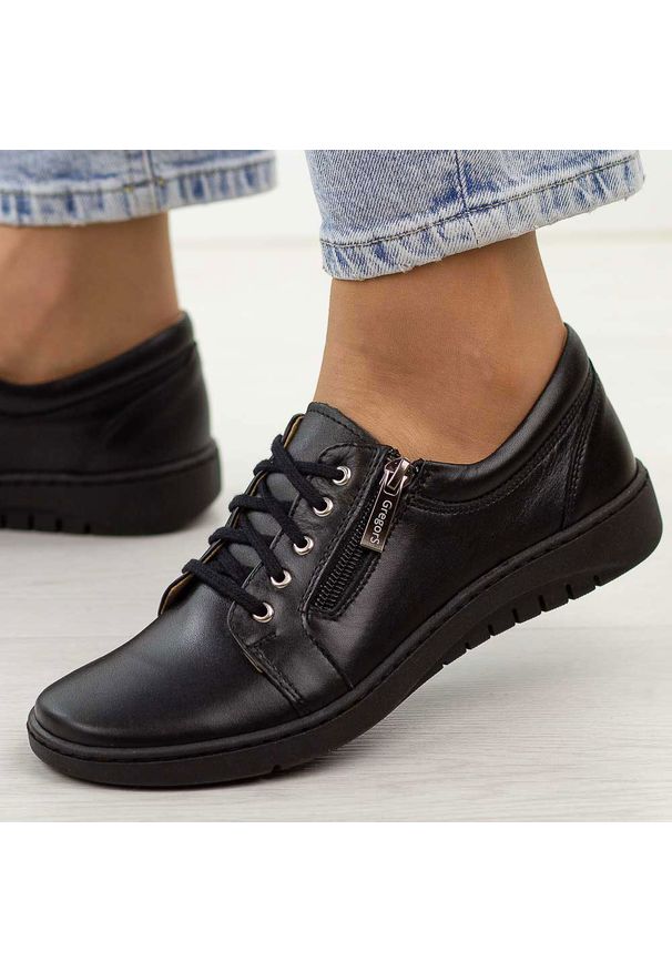 Czarne Polskie półbuty damskie Gregors 747. Okazja: na co dzień. Zapięcie: sznurówki. Kolor: czarny. Materiał: skóra. Szerokość cholewki: normalna. Sezon: wiosna, jesień. Styl: casual, elegancki, klasyczny