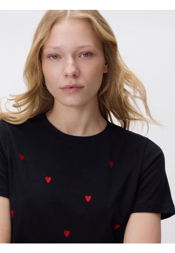 Reserved - T-shirt w serca - czarny. Kolor: czarny. Materiał: bawełna