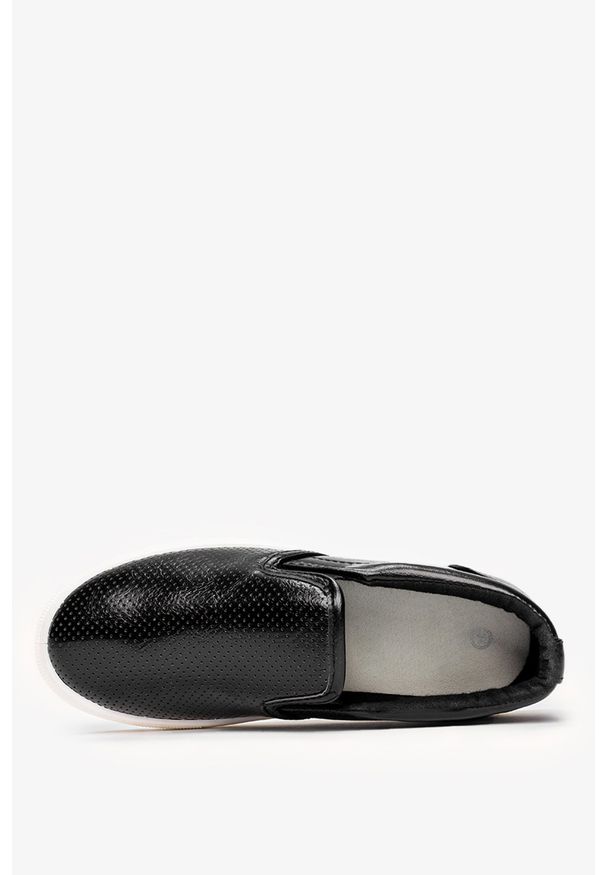 Casu - Czarne buty sportowe slip on ażurowe casu 29371. Zapięcie: bez zapięcia. Kolor: czarny. Wzór: ażurowy. Styl: sportowy