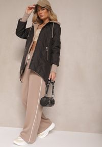 Renee - Czarna Kurtka z Pikowanymi Przeszyciami Dłuższym Tyłem i Mankietami Nusiloren. Okazja: na co dzień. Kolor: czarny. Materiał: jeans. Długość: długie. Styl: casual, elegancki