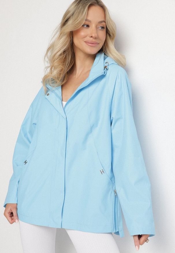 Born2be - Jasnoniebieska Kurtka w Stylu Wiatrówki z Odpinanym Kapturem Ndivisa. Okazja: na co dzień. Kolor: niebieski. Materiał: jeans. Styl: casual, klasyczny