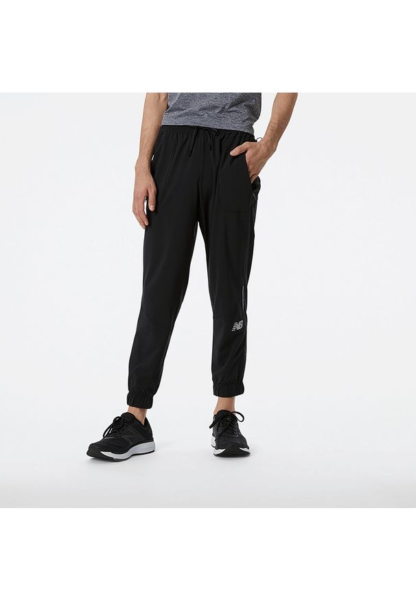 Spodnie New Balance MP21272BK – czarne. Kolor: czarny. Materiał: materiał, prążkowany. Wzór: napisy. Sport: bieganie, fitness