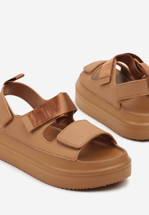 Renee - Brązowe Sandały w Stylu Chunky na Platformie z Pianki Zapinane na Rzep Vinamia. Okazja: na co dzień, na spacer. Zapięcie: rzepy. Kolor: brązowy. Sezon: lato. Obcas: na platformie. Styl: casual