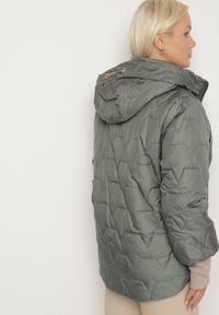 Born2be - Zielona Pikowana Kurtka z Kapturem i Przedłużonym Tyłem Tulunia. Okazja: na spacer. Typ kołnierza: kaptur. Kolekcja: plus size. Kolor: zielony. Materiał: jeans. Wzór: aplikacja. Styl: elegancki #6