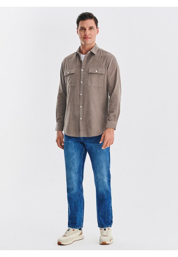 Pako Lorente - PAKO LORENTE - Brązowa koszula sztruksowa z kieszeniami na piersi. Okazja: na co dzień. Kolor: brązowy. Materiał: sztruks. Długość rękawa: długi rękaw. Długość: długie. Sezon: jesień. Styl: casual