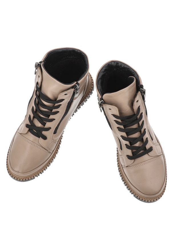 Botki damskie Artiker, na płaskiej podeszwie skórzane za kostkę z okrągłym noskiem, cappuccino, 55C0786. Okazja: na co dzień. Nosek buta: okrągły. Zapięcie: sznurówki. Kolor: beżowy. Szerokość cholewki: normalna. Wysokość cholewki: za kostkę. Materiał: skóra. Obcas: na płaskiej podeszwie. Styl: casual, elegancki