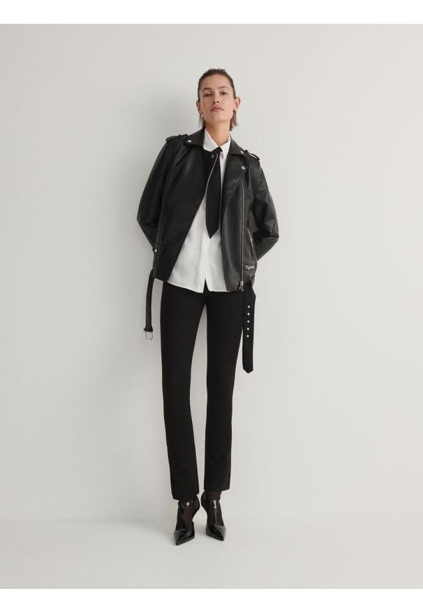 Reserved - Spodnie z rozcięciami - czarny. Kolor: czarny. Materiał: dzianina, wiskoza. Wzór: gładki