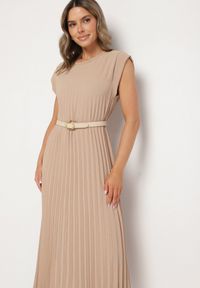 Born2be - Beżowa Plisowana Sukienka Mavence. Okazja: na co dzień. Kolor: brązowy. Wzór: nadruk. Styl: klasyczny, casual #2