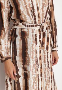 Born2be - Brązowa Wiskozowa Sukienka Koszulowa Wiązana Paskiem Ellariah. Okazja: na co dzień. Typ kołnierza: dekolt w kształcie V. Kolor: brązowy. Materiał: wiskoza. Wzór: aplikacja. Typ sukienki: koszulowe. Styl: casual, elegancki #6