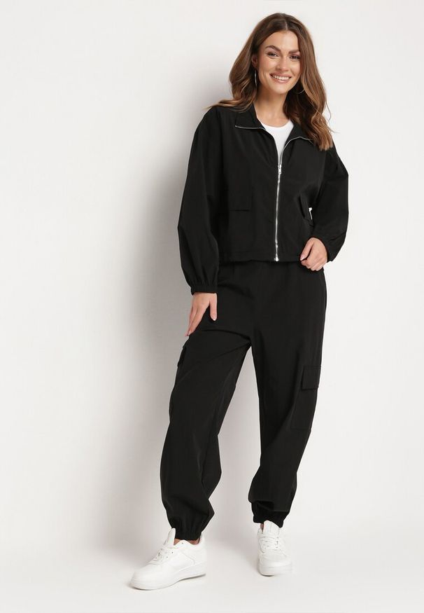 Born2be - Czarny Komplet Dresowy Rozpinana Bluza ze Ściągaczem i Spodnie Bojówki z Elastyczną Gumką w Pasie Ellsera. Kolor: czarny. Materiał: dresówka