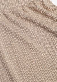 Renee - Beżowe Spodnie z Bawełną o Szerokim Kroju z Cyrkoniami Azirene. Okazja: na co dzień. Kolor: beżowy. Materiał: bawełna. Styl: casual #3