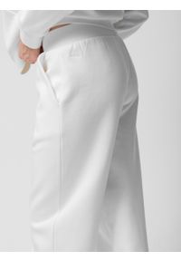 outhorn - Spodnie dresowe z szerokimi nogawkami damskie - złamana biel. Stan: podwyższony. Materiał: dresówka #3